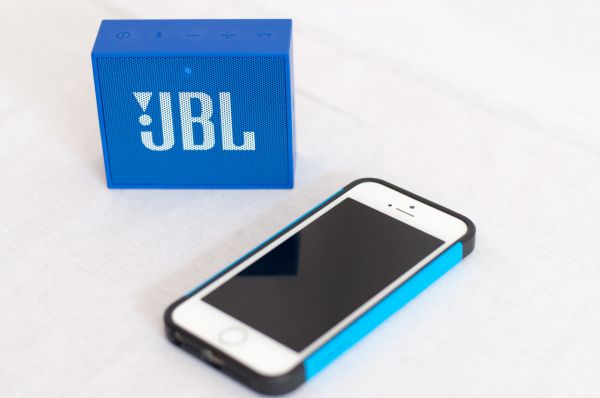 JBL Go Größenvergleich mit iPhone 5S